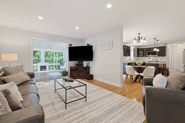 7 Stanley Cir, Mansfield, MA 02048