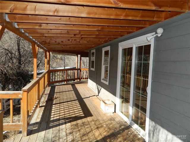 2127 Sinlahekin Road, Loomis, WA 98827