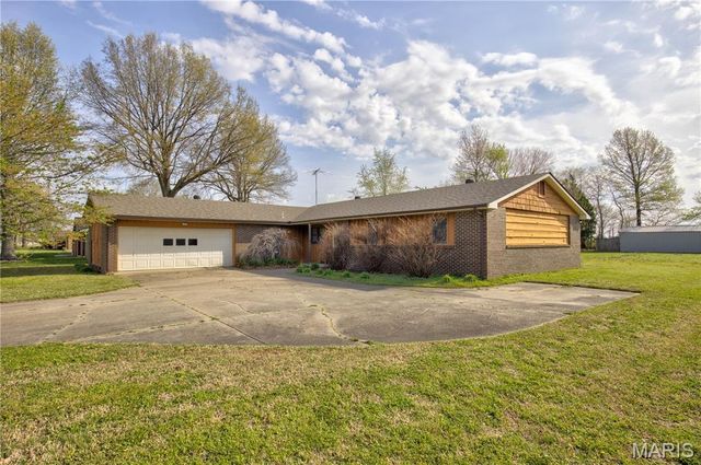 202 Ashley Dr, Sikeston, MO 63801