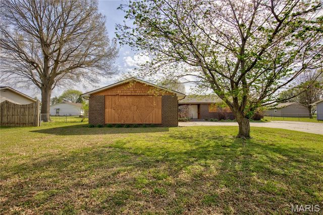 202 Ashley Dr, Sikeston, MO 63801