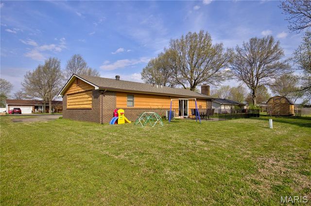 202 Ashley Dr, Sikeston, MO 63801