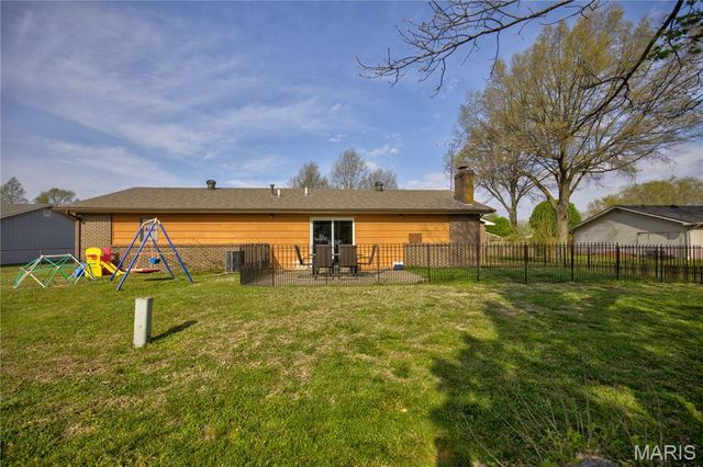 202 Ashley Dr, Sikeston, MO 63801