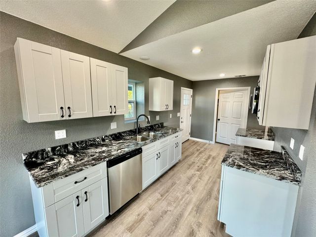 200 Lois Circle, Granbury, TX 76049