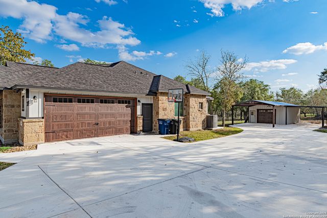 140 Wood Valley, Adkins, TX 78101