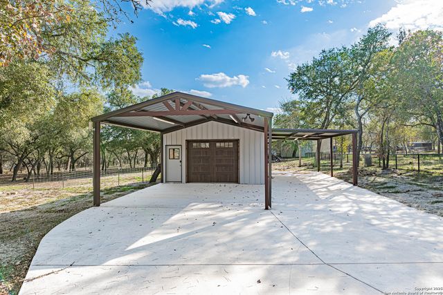 140 Wood Valley, Adkins, TX 78101