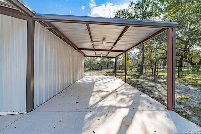 140 Wood Valley, Adkins, TX 78101