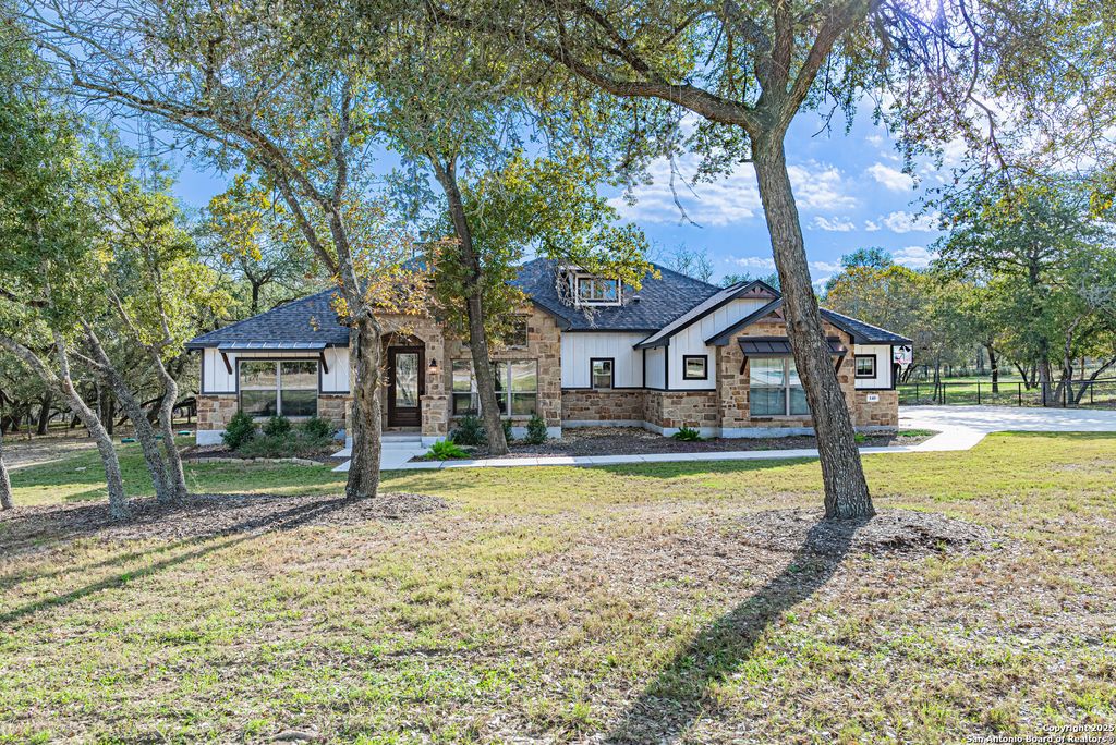 140 Wood Valley, Adkins, TX 78101