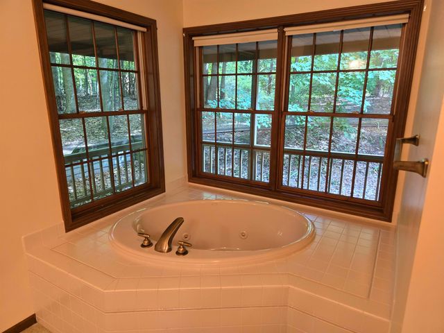 6285 S Westwood Parkway, Suttons Bay, MI 49682