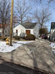 647 E Mansfield Avenue, Pontiac, MI 48340