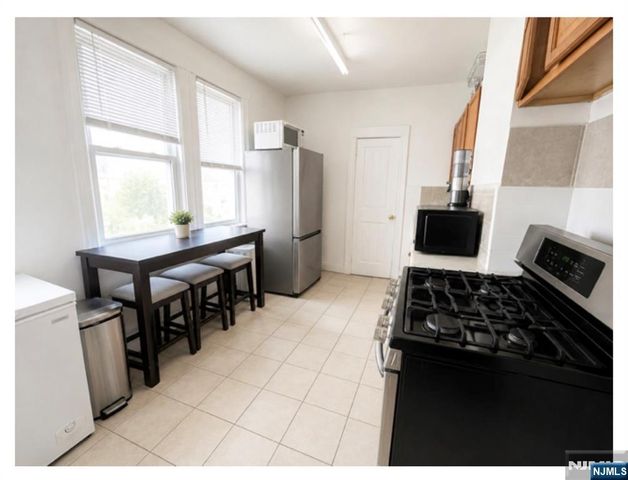 25 Hazelton Street, Ridgefield Park, NJ 07660
