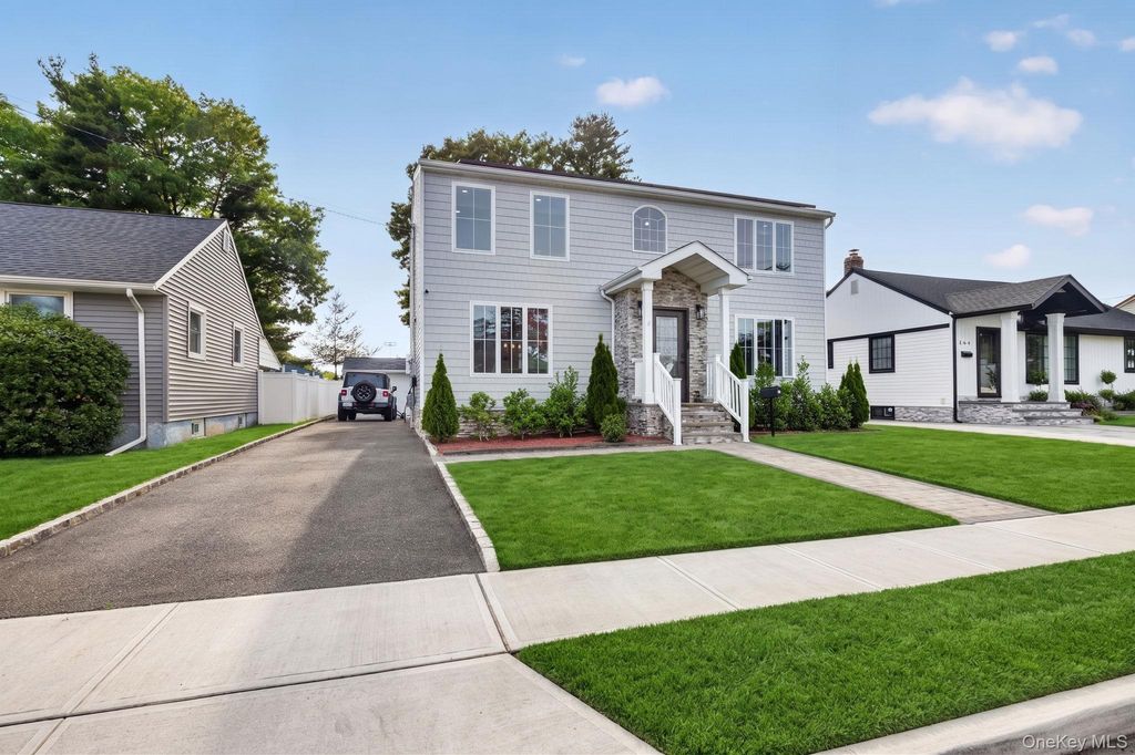 99 Kuhl Avenue, Hicksville, NY 11801