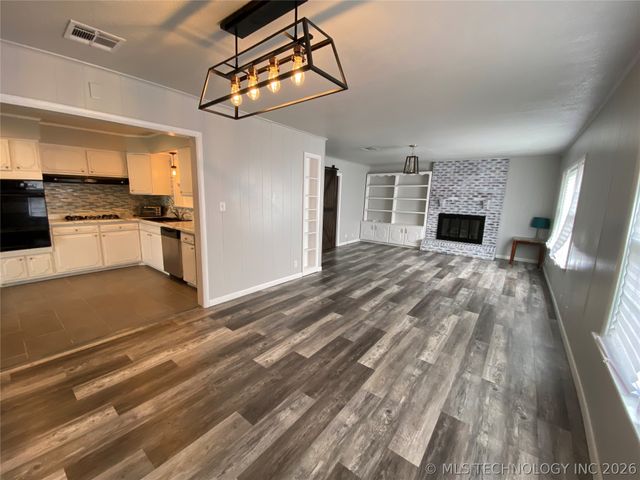 4711 E 4th Place, Tulsa, OK 74112