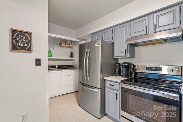 5870 Harris Grove Lane, Charlotte, NC 28212