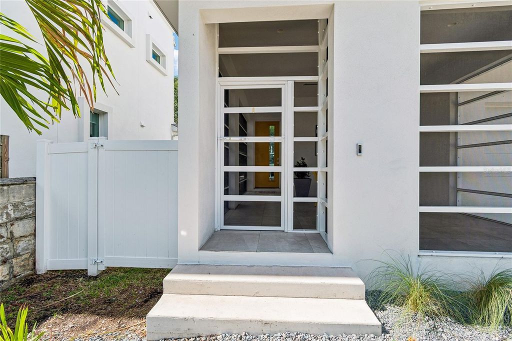Image 9 of property listing at 1314 1/2 W. LEMON STREET, Tampa, FL 33606