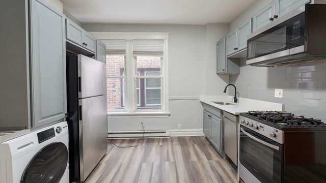 3649 W Montrose Avenue 1M, Chicago, IL 60618