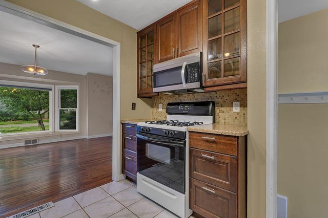 10206 Lakeview Drive W, Minnetonka, MN 55305