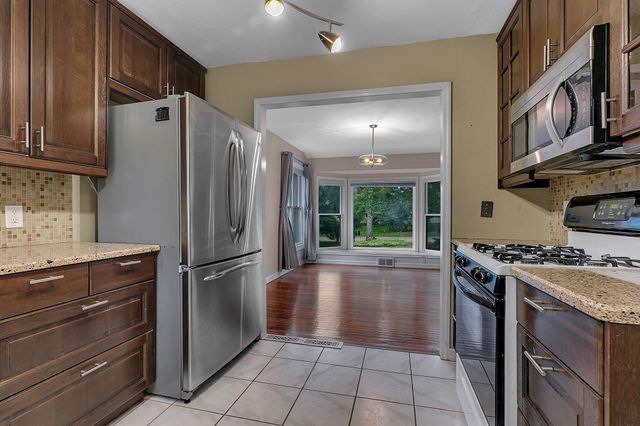 10206 Lakeview Drive W, Minnetonka, MN 55305