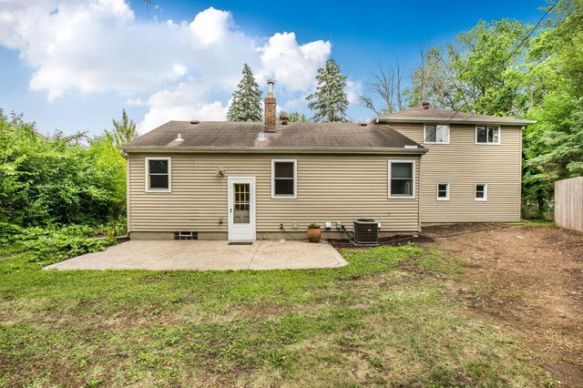 10206 Lakeview Drive W, Minnetonka, MN 55305