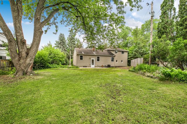 10206 Lakeview Drive W, Minnetonka, MN 55305
