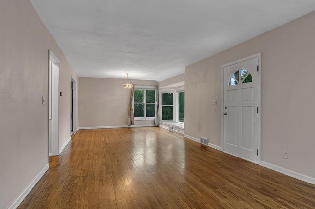 10206 Lakeview Drive W, Minnetonka, MN 55305