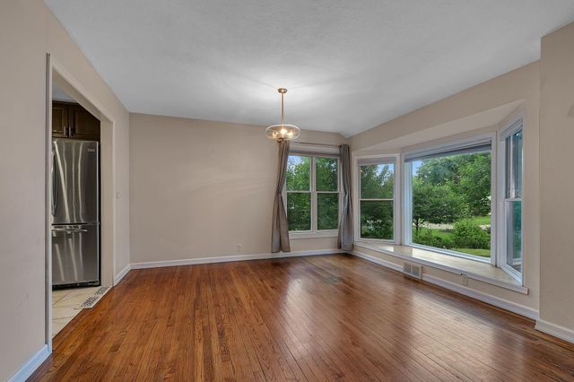 10206 Lakeview Drive W, Minnetonka, MN 55305