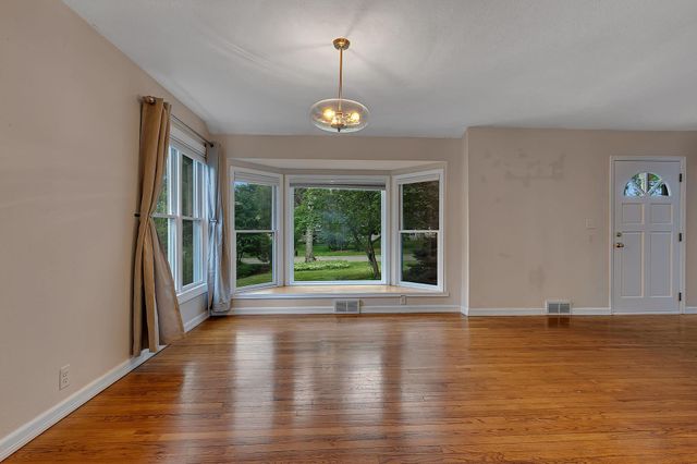 10206 Lakeview Drive W, Minnetonka, MN 55305