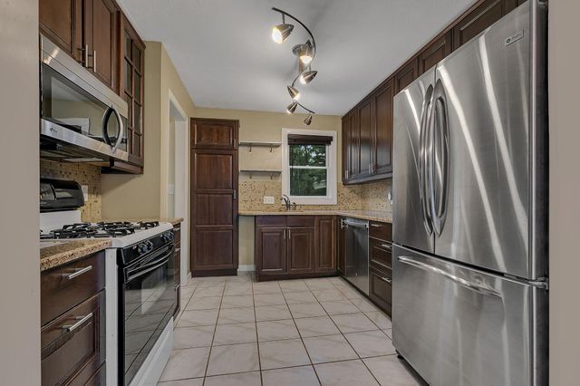 10206 Lakeview Drive W, Minnetonka, MN 55305