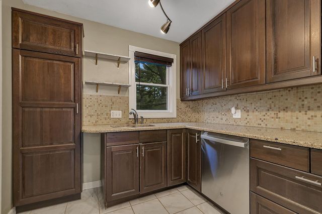 10206 Lakeview Drive W, Minnetonka, MN 55305