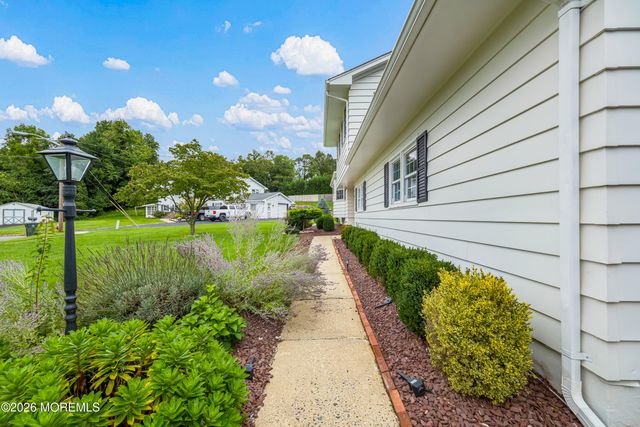5 Travis Court, Monroe, NJ 08831