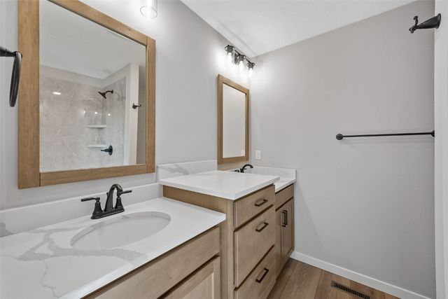 3658 Mclain Way, Hiawatha, IA 52233