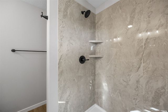 3658 Mclain Way, Hiawatha, IA 52233