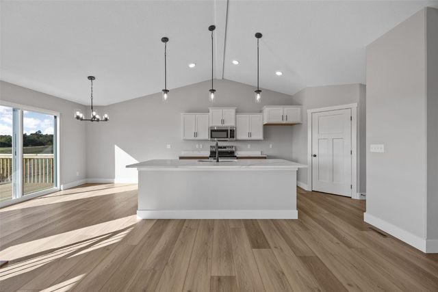 3658 Mclain Way, Hiawatha, IA 52233