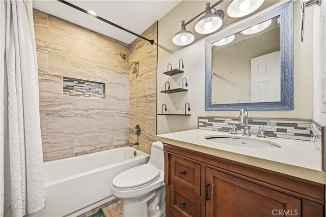 560 W Los Angeles Drive, Vista, CA 92083