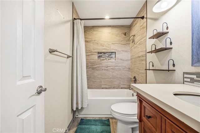 560 W Los Angeles Drive, Vista, CA 92083