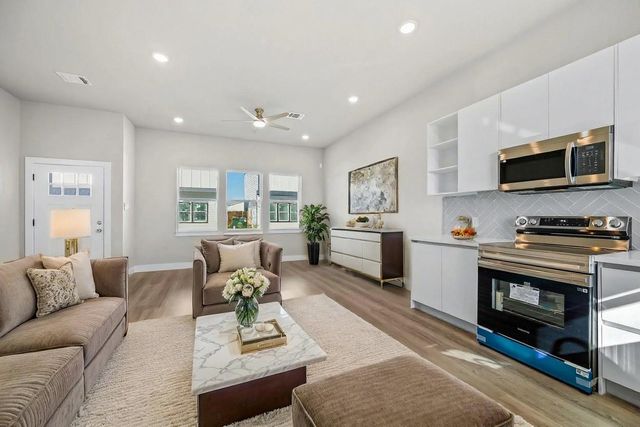 6702 Metro Boulevard 12, Houston, TX 77083