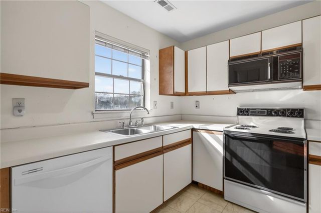 423 Harbour Pt Apt 304, Virginia Beach, VA 23451