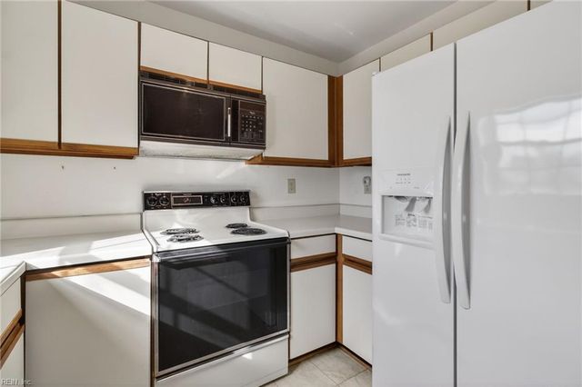 423 Harbour Pt Apt 304, Virginia Beach, VA 23451