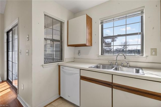 423 Harbour Pt Apt 304, Virginia Beach, VA 23451