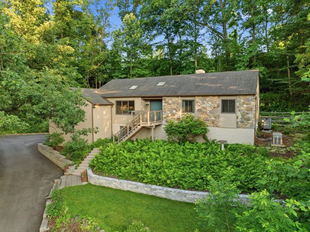 48 LOCUST FARM DR, Thornton, PA 19373