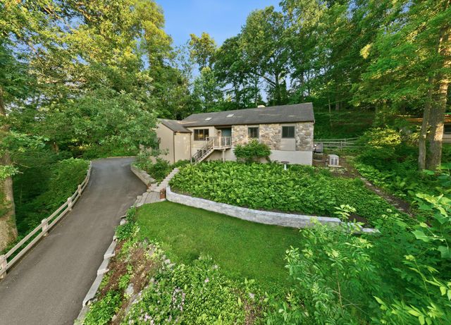 48 LOCUST FARM DR, Thornton, PA 19373