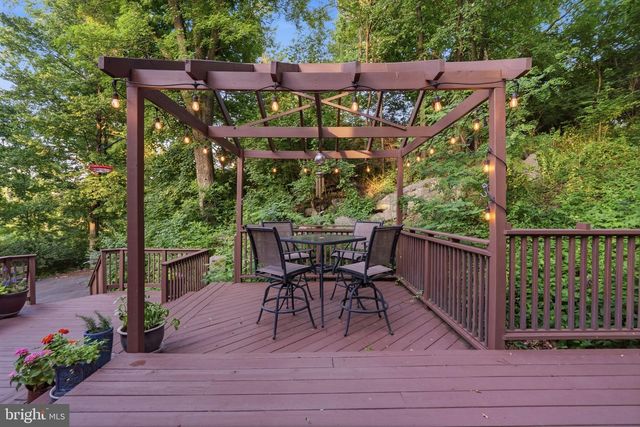 48 LOCUST FARM DR, Thornton, PA 19373