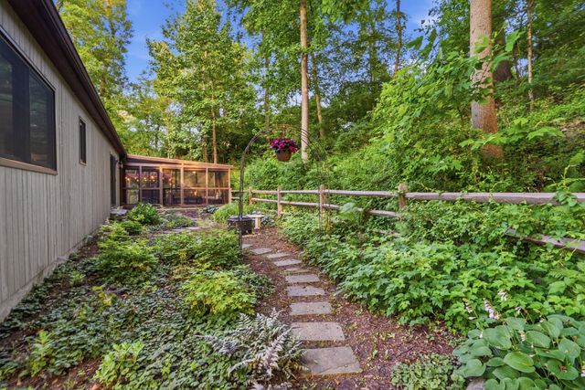 48 LOCUST FARM DR, Thornton, PA 19373