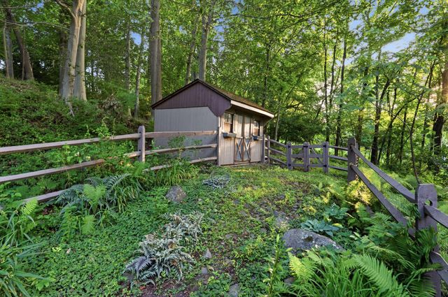 48 LOCUST FARM DR, Thornton, PA 19373