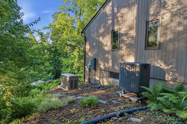 48 LOCUST FARM DR, Thornton, PA 19373
