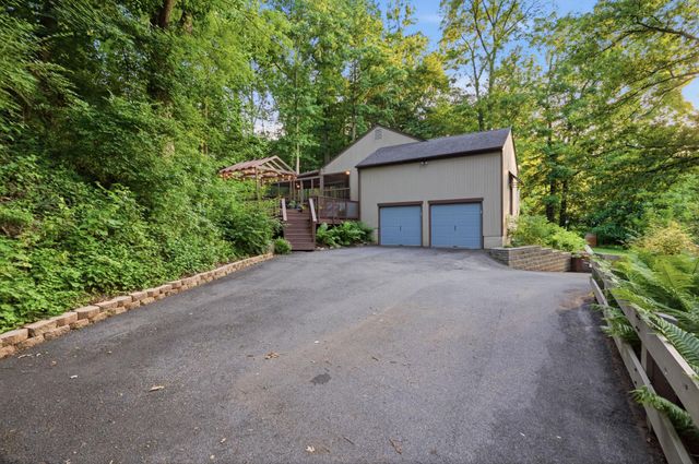 48 LOCUST FARM DR, Thornton, PA 19373
