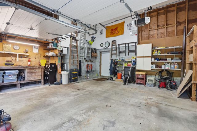 48 LOCUST FARM DR, Thornton, PA 19373
