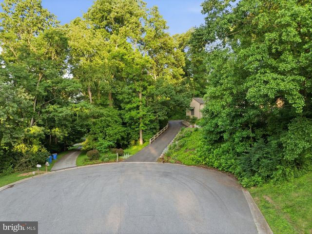 48 LOCUST FARM DR, Thornton, PA 19373