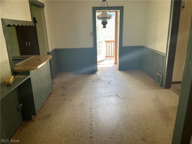 33261 Lake Road, Avon Lake, OH 44012