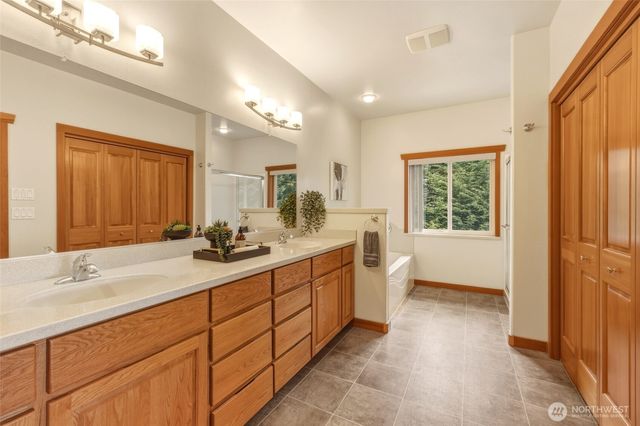 2385 Lake Forest Drive, Oak Harbor, WA 98277