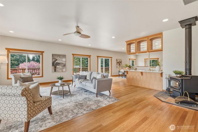 2385 Lake Forest Drive, Oak Harbor, WA 98277